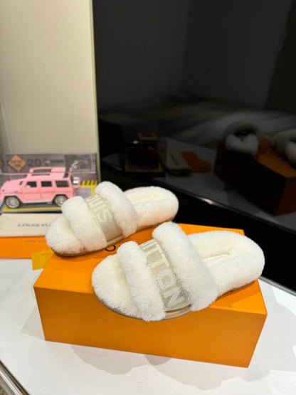 FURRY SLIPPER IN WHITE SHEARLING