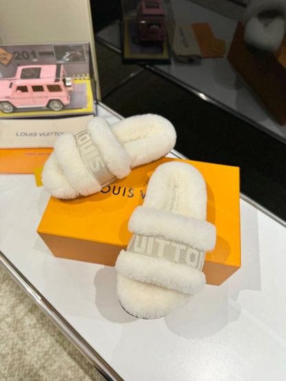 FURRY SLIPPER IN WHITE SHEARLING