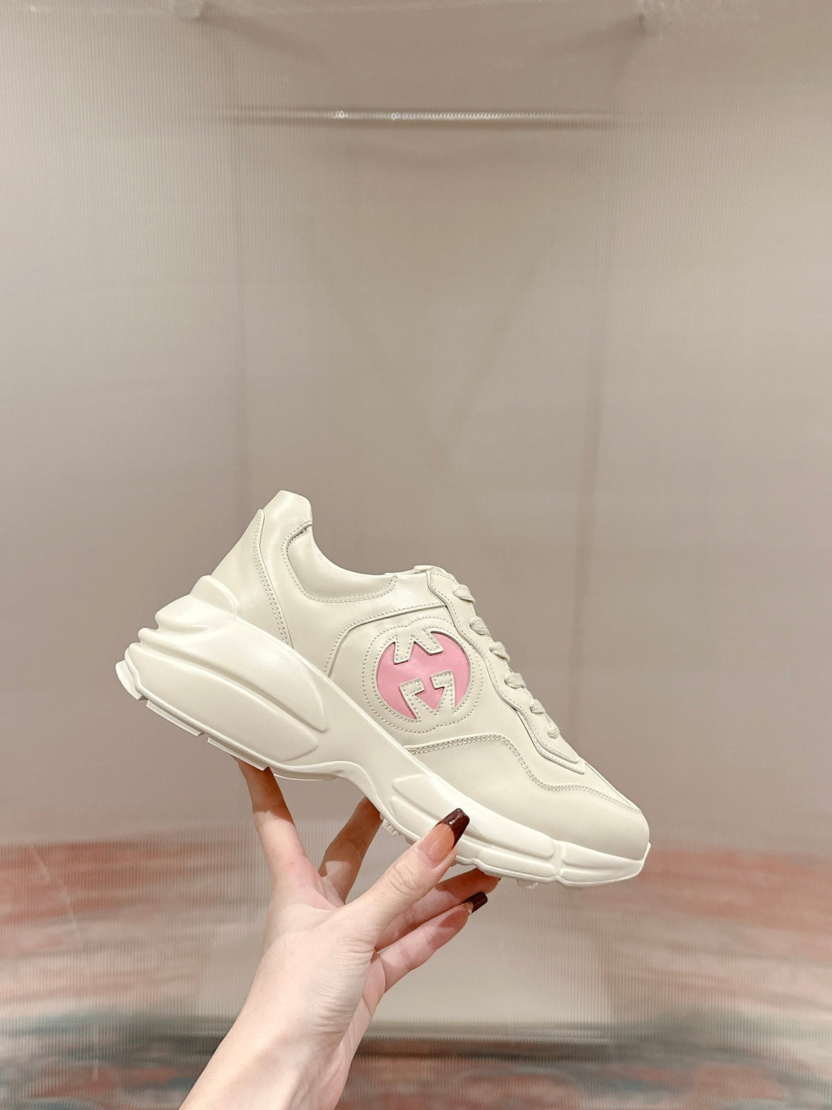 GG RHYTON TRAINER WHITE CALFSKIN WITH NAVY LOGO