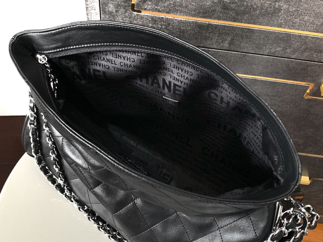 SHOULDER BAG 40 IN BLACK SOFT LAMBSKIN EMBOSSED LOGO SILVER HARDWARE
