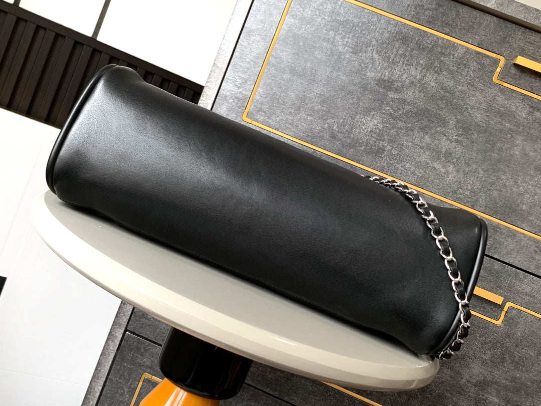 SHOULDER BAG 40 IN BLACK SOFT LAMBSKIN EMBOSSED LOGO SILVER HARDWARE