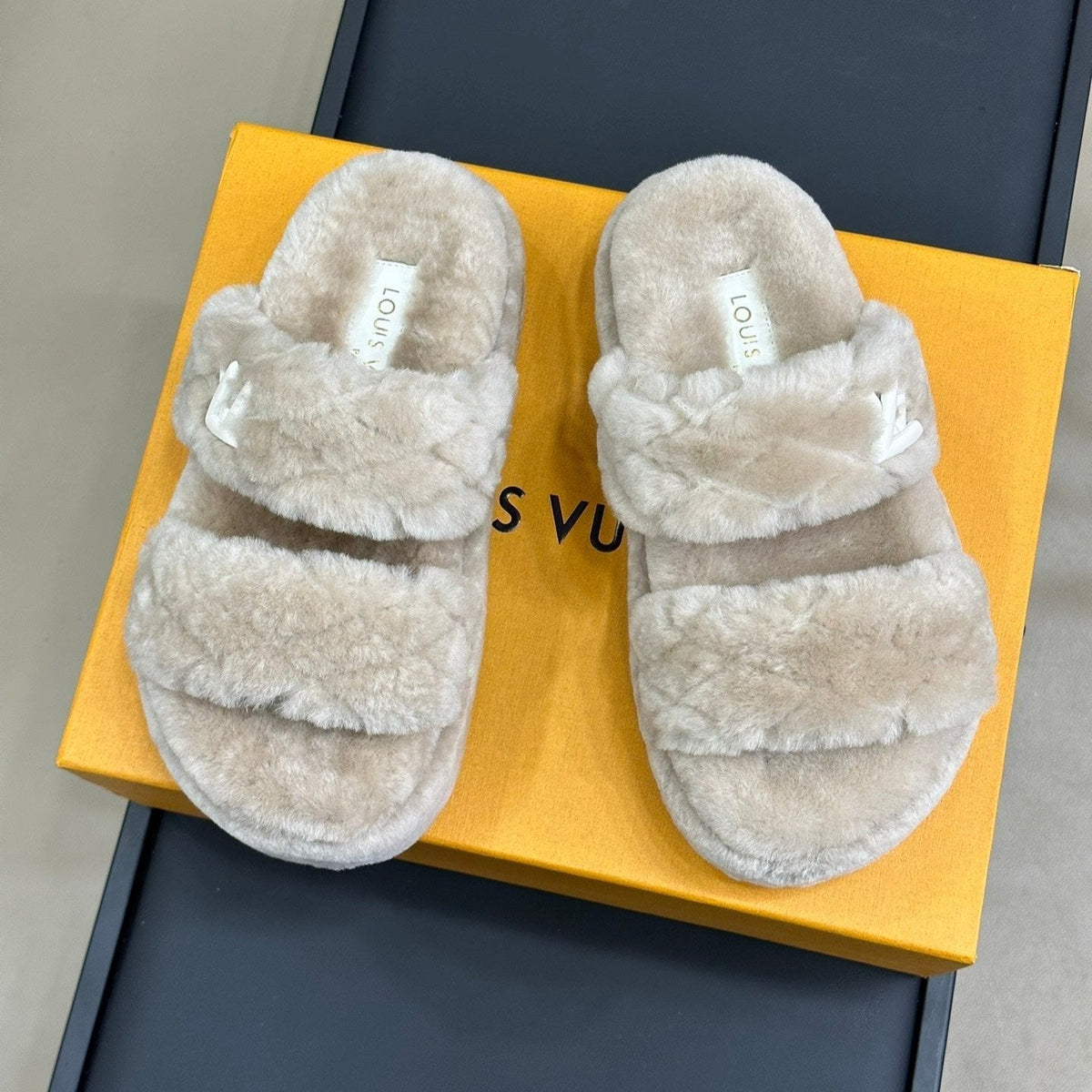 LV WOMEN SUNSET PLATFORM COMFORT MULE IN BEIGE FLEECE
