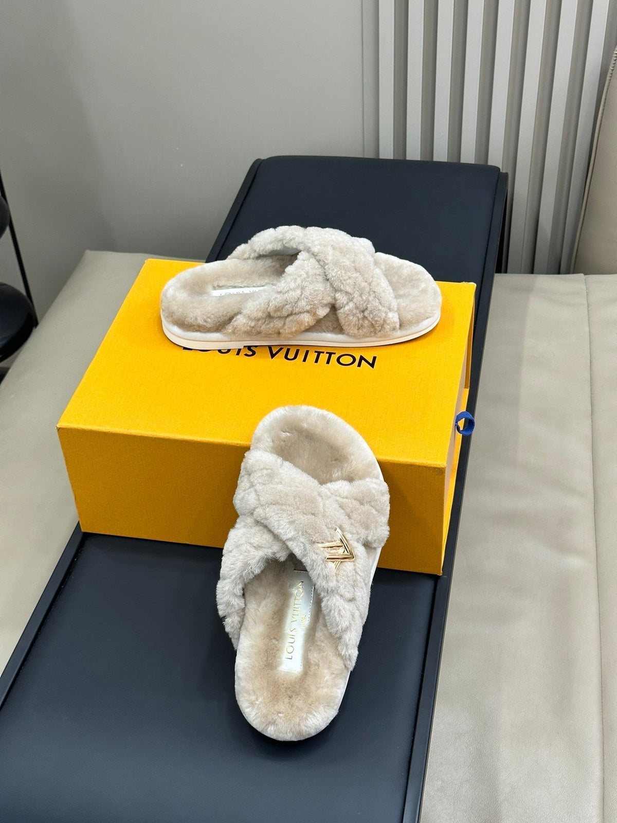 LV WOMEN'S SUNSET COMFORT FLAT MULE IN BEIGE FLEECE