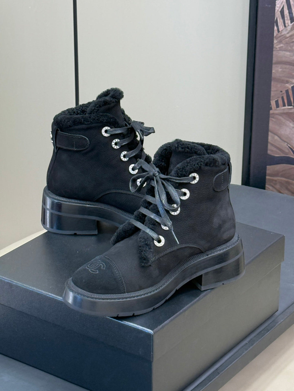 SHORT BOOTS IN BLACK GRAIN PEBBLE CALFSKIN