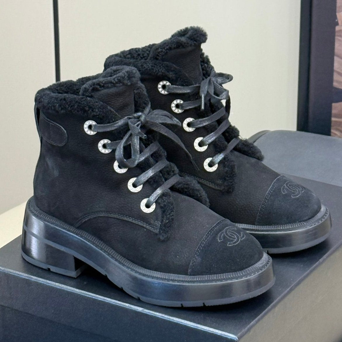SHORT BOOTS IN BLACK GRAIN PEBBLE CALFSKIN
