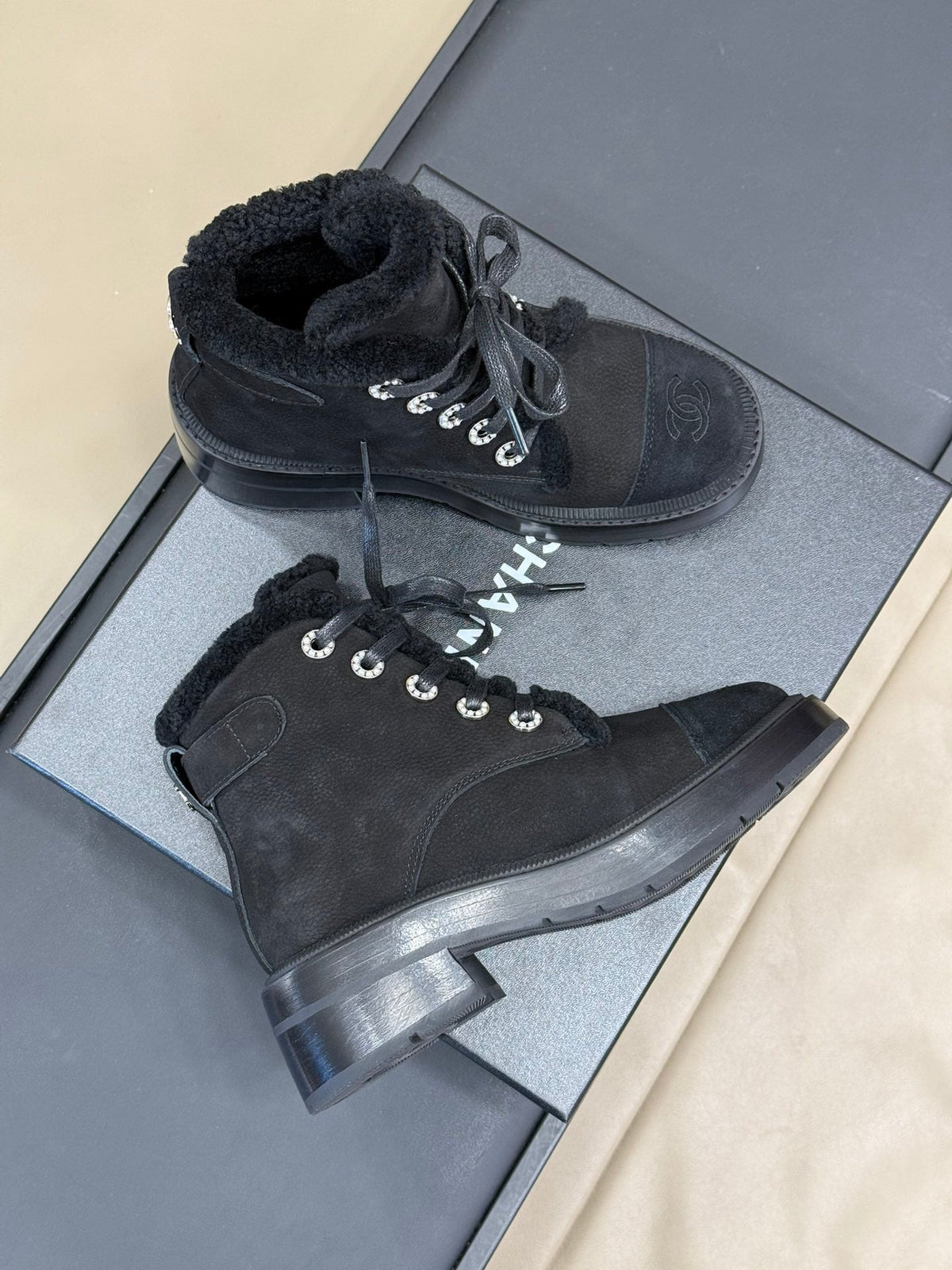 SHORT BOOTS IN BLACK GRAIN PEBBLE CALFSKIN