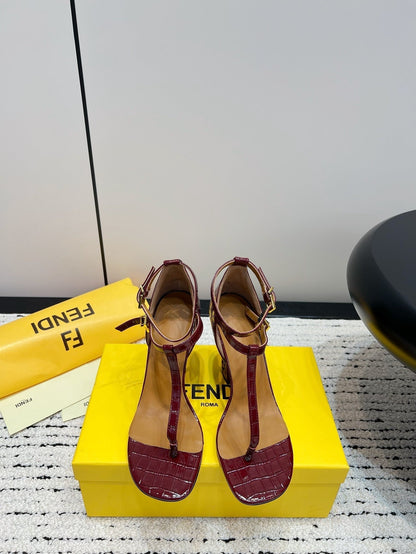 FENDI HIGH-HEELED 10 CM IN SANGRIA RED GLOSSY LAMBSKIN WITH GOLD HARDWARE