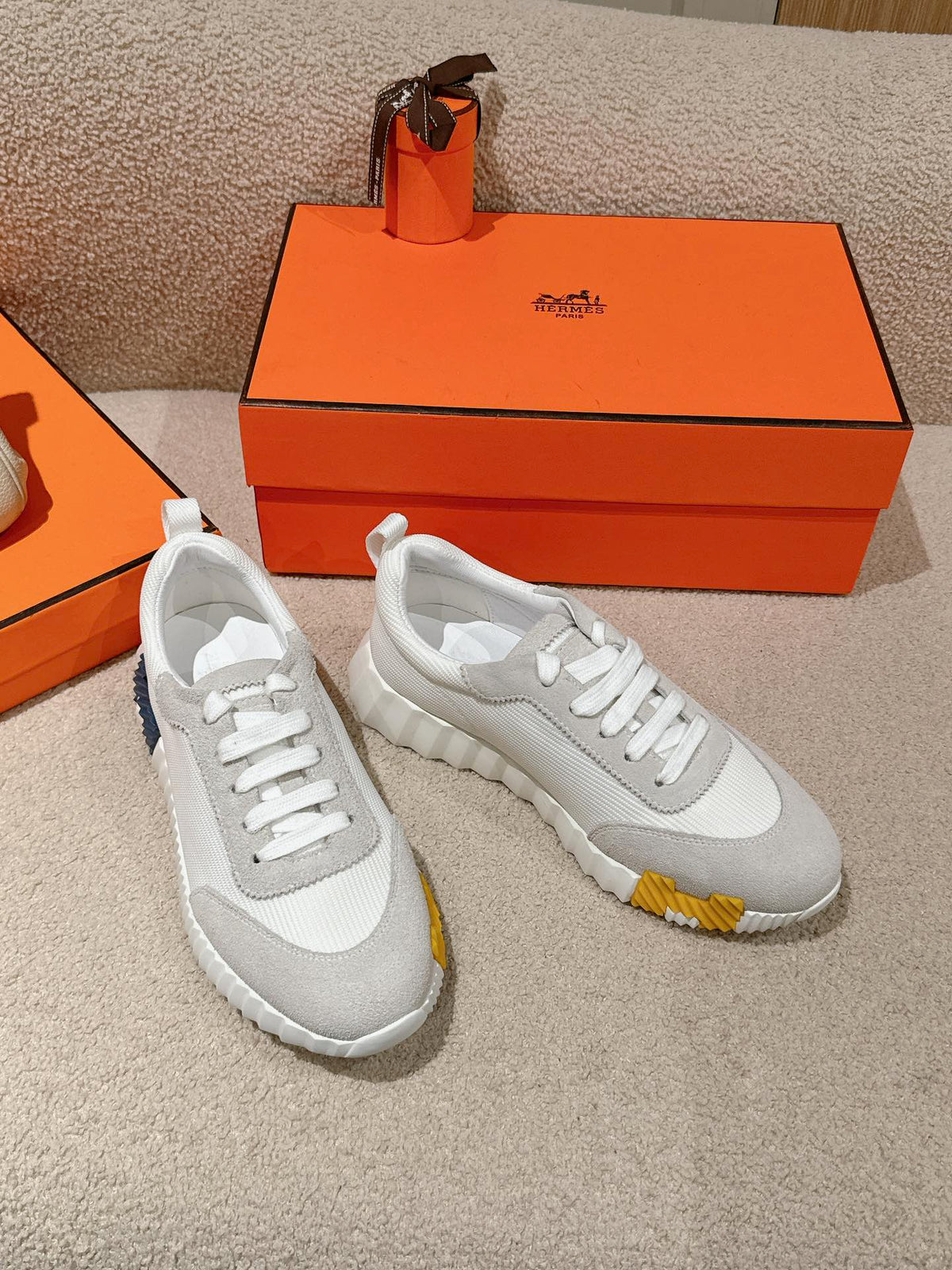 MAINLAND SNEAKER IN PALE GRAY SUEDE AND WHITE BREATHABLE MESH FABRIC 959352
