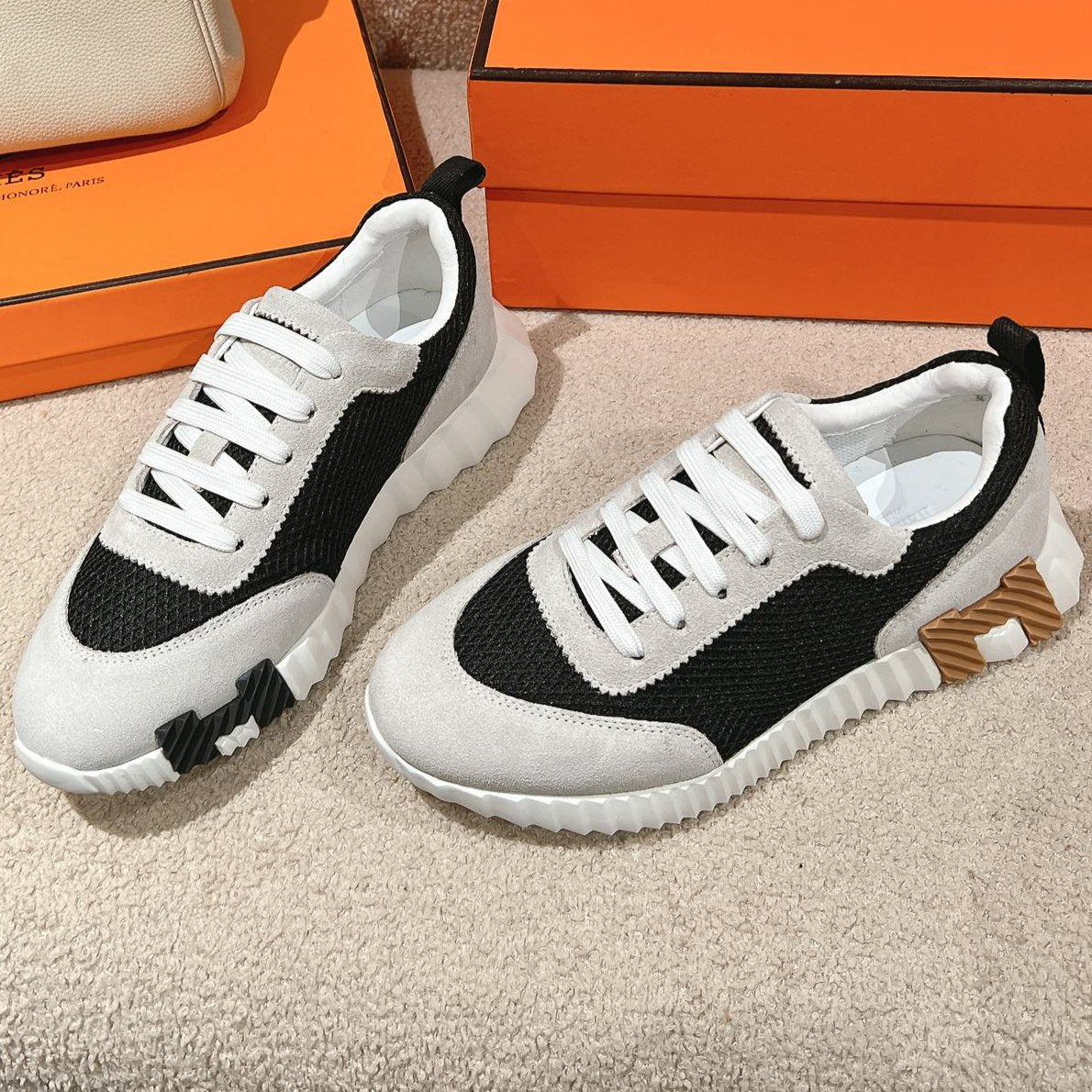 MAINLAND SNEAKER IN PALE GRAY SUEDE AND BLACK BREATHABLE MESH FABRIC