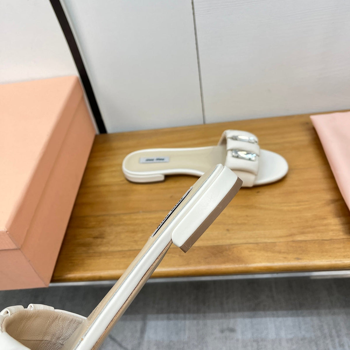 FLAT SLIDE IN WHITE CALFSKIN