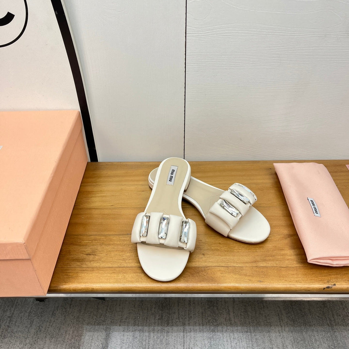 FLAT SLIDE IN WHITE CALFSKIN