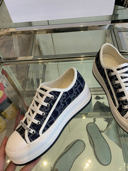 WALK'N PLATFORM SNEAKER IN IN NAVY BLUE EMBROIDERY ICONIC PATTERNS FABRIC
