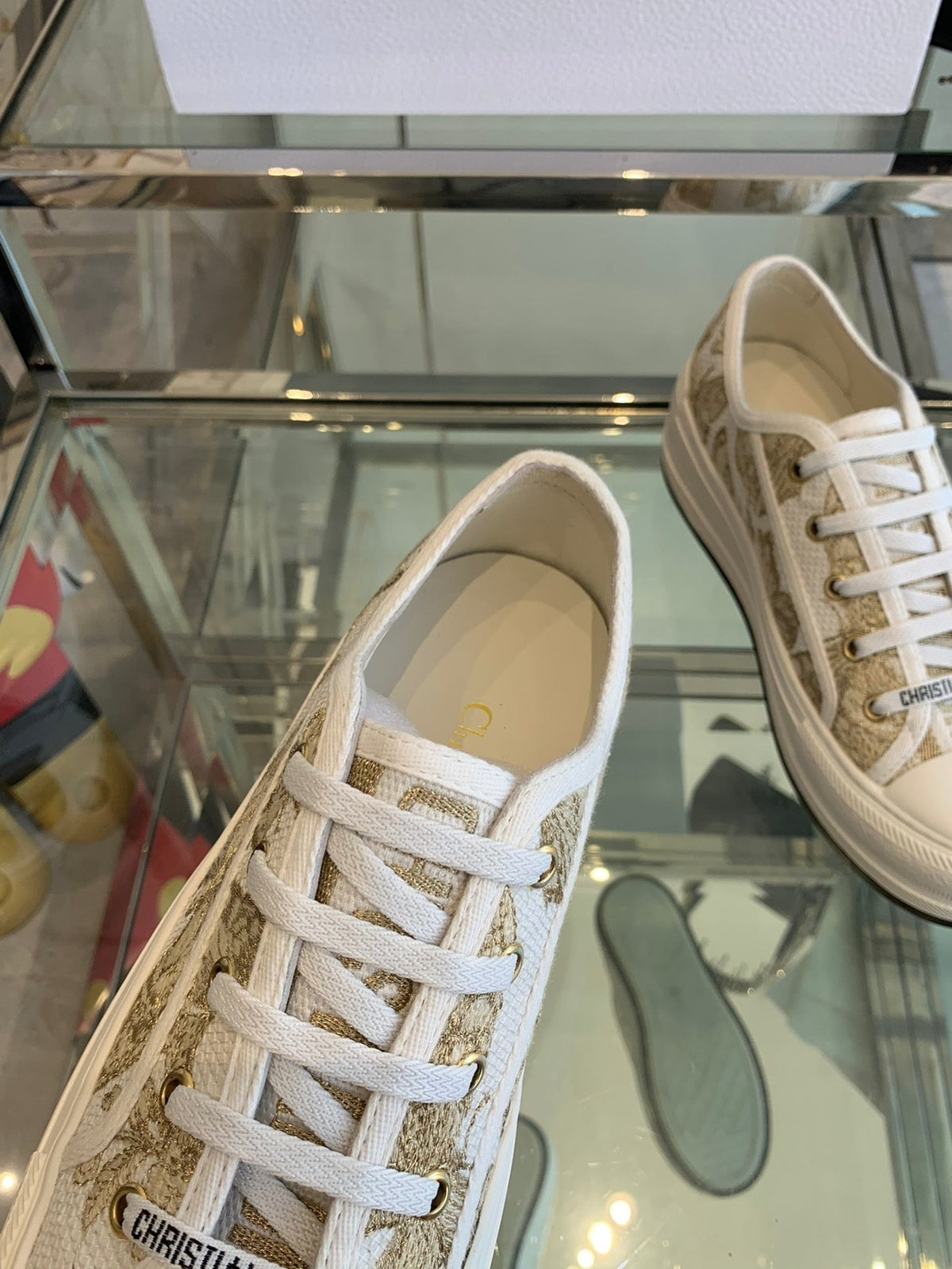 WALK'N PLATFORM SNEAKER IN WHITE-GOLD TONE EMBROIDERED FABRIC