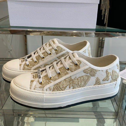 WALK'N PLATFORM SNEAKER IN WHITE-GOLD TONE EMBROIDERED FABRIC