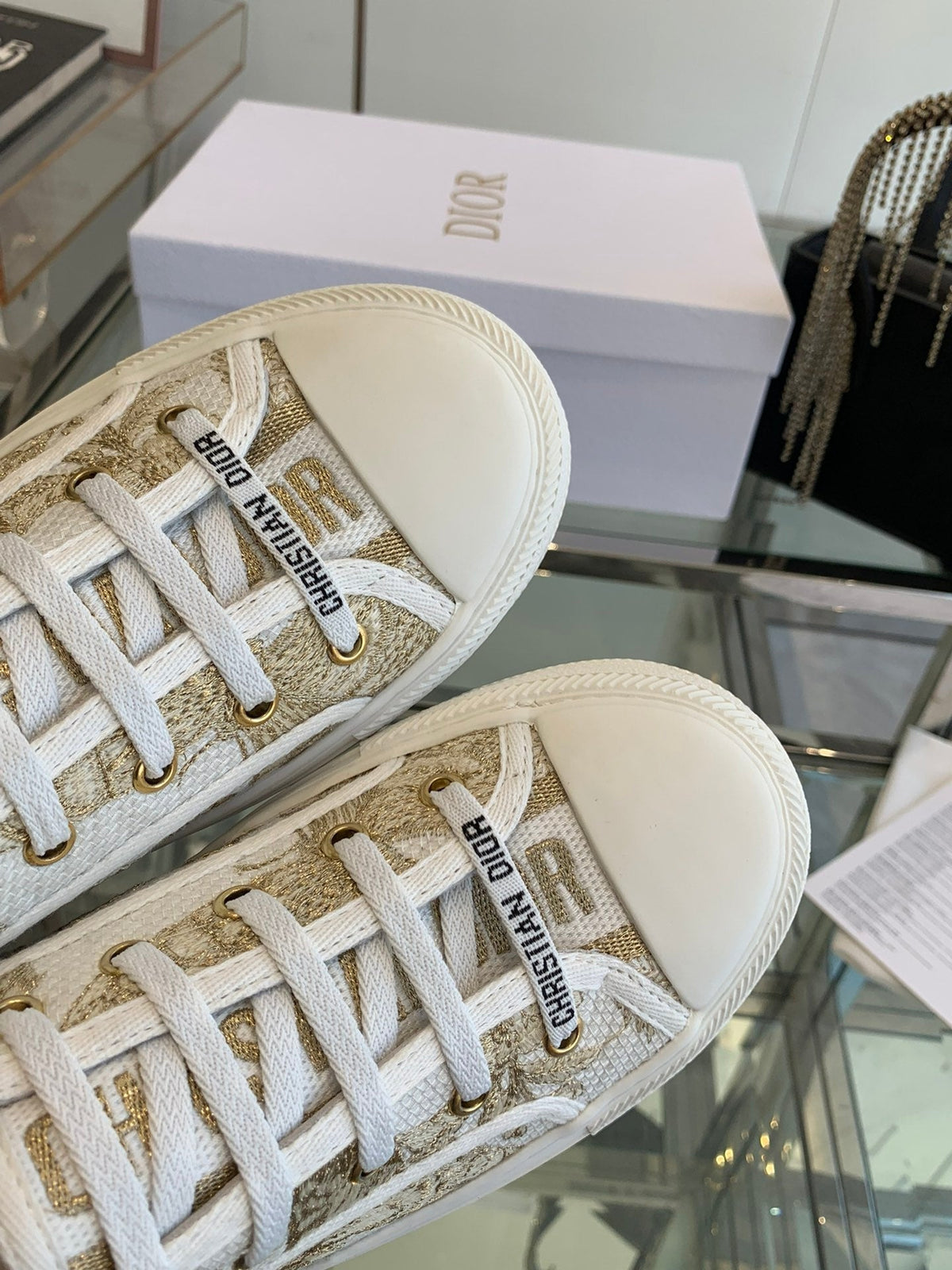 WALK'N PLATFORM SNEAKER IN WHITE-GOLD TONE EMBROIDERED FABRIC