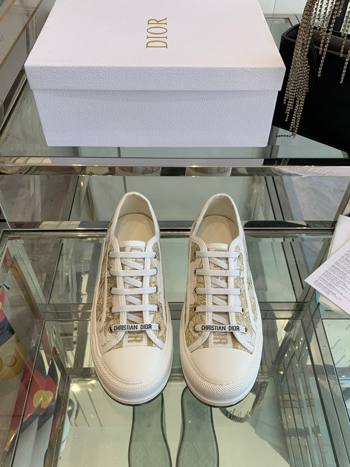 WALK'N PLATFORM SNEAKER IN WHITE-GOLD TONE EMBROIDERED FABRIC
