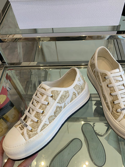 WALK'N PLATFORM SNEAKER IN WHITE-GOLD TONE EMBROIDERED FABRIC