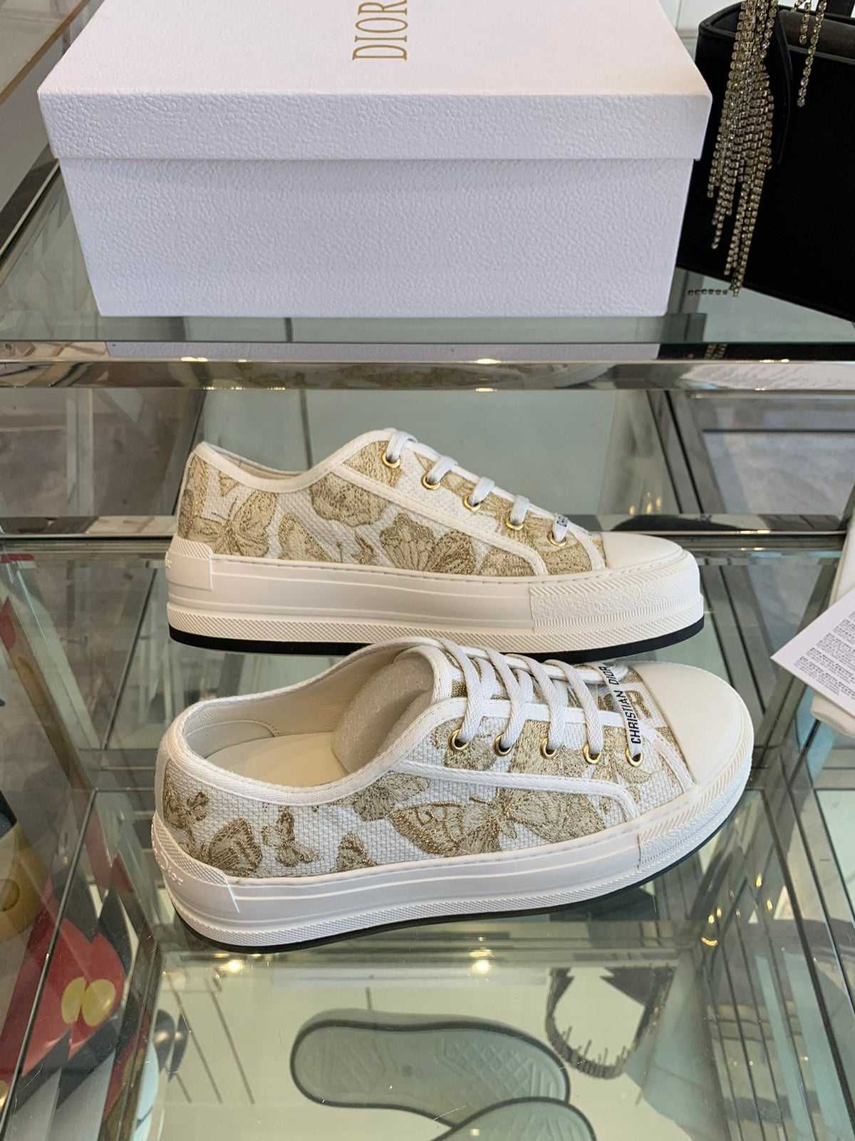 WALK'N PLATFORM SNEAKER IN WHITE-GOLD TONE EMBROIDERED FABRIC
