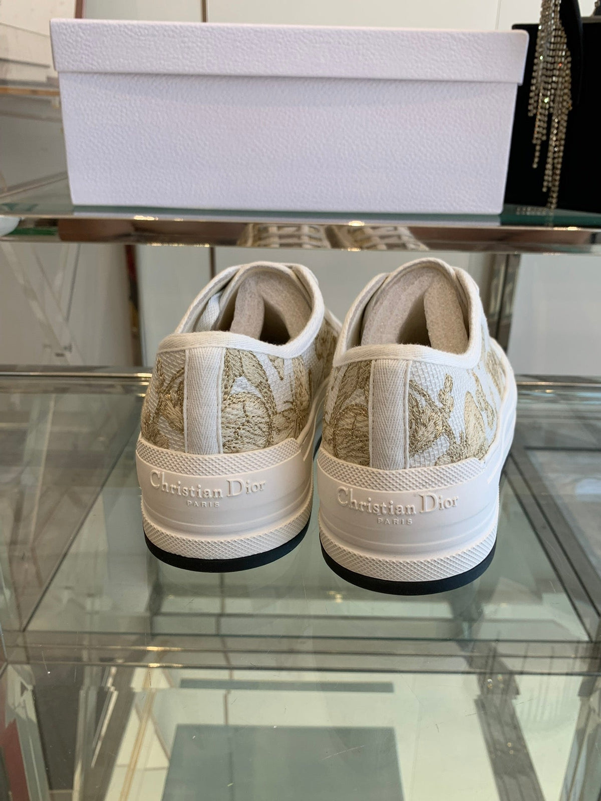 WALK'N PLATFORM SNEAKER IN WHITE-GOLD TONE EMBROIDERED FABRIC
