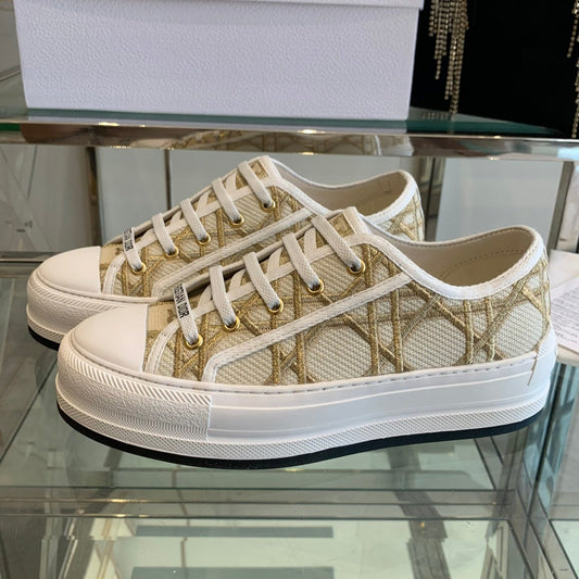 WALK'N PLATFORM SNEAKER IN BEIGE-GOLD TONE EMBROIDERED FABRIC