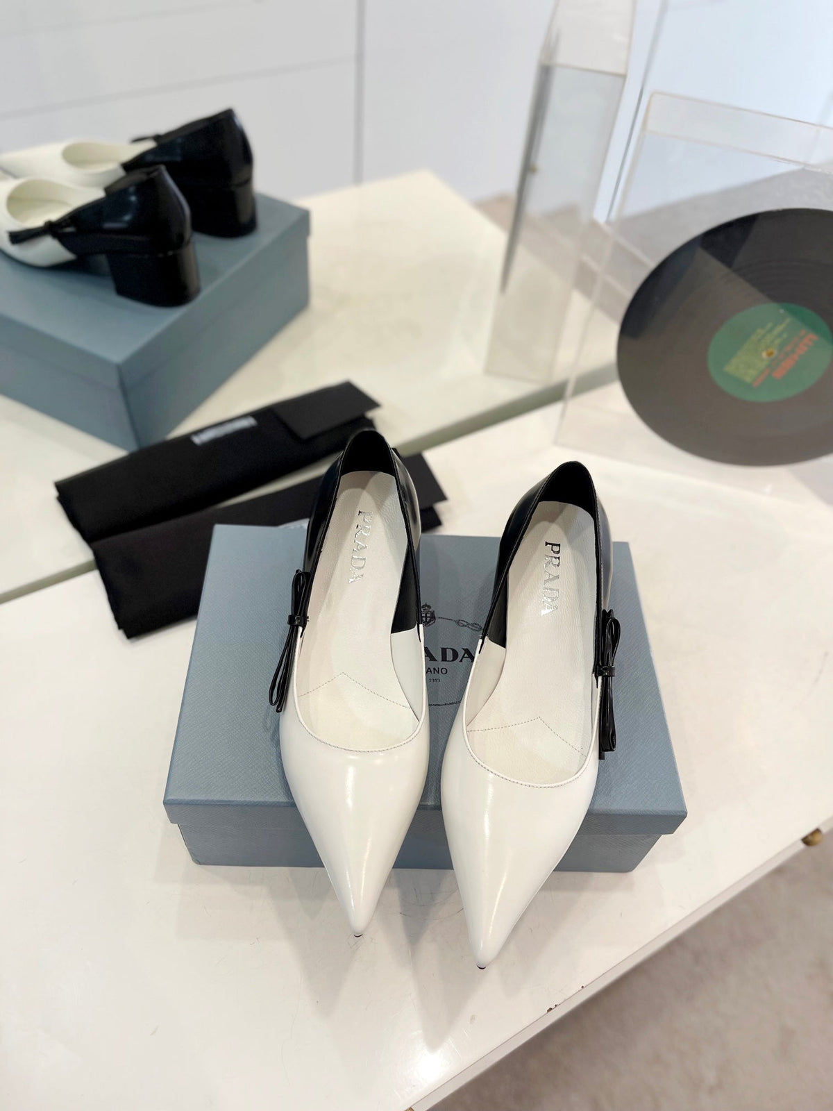 PRA MID - HEELS WHITE AND BLACK LAMBSKIN WITH BOW