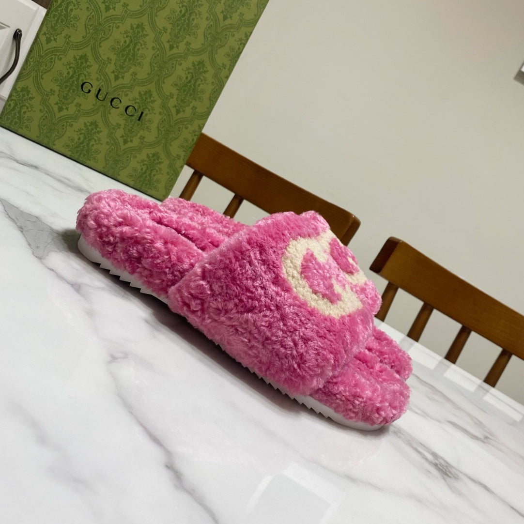 INTERLOCKING G SLIDE SANDAL IN PINK LAMB WOOL