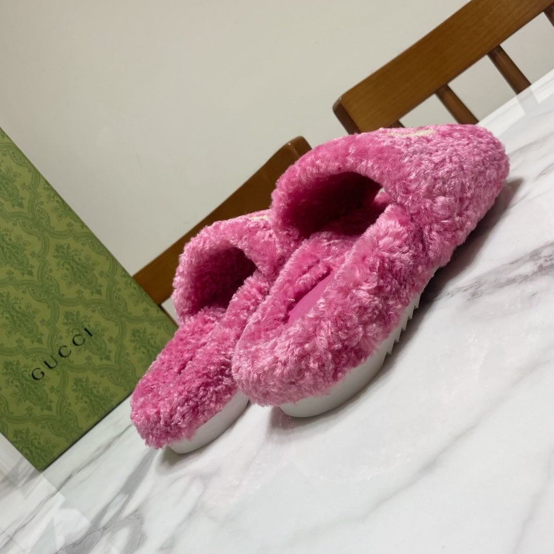INTERLOCKING G SLIDE SANDAL IN PINK LAMB WOOL