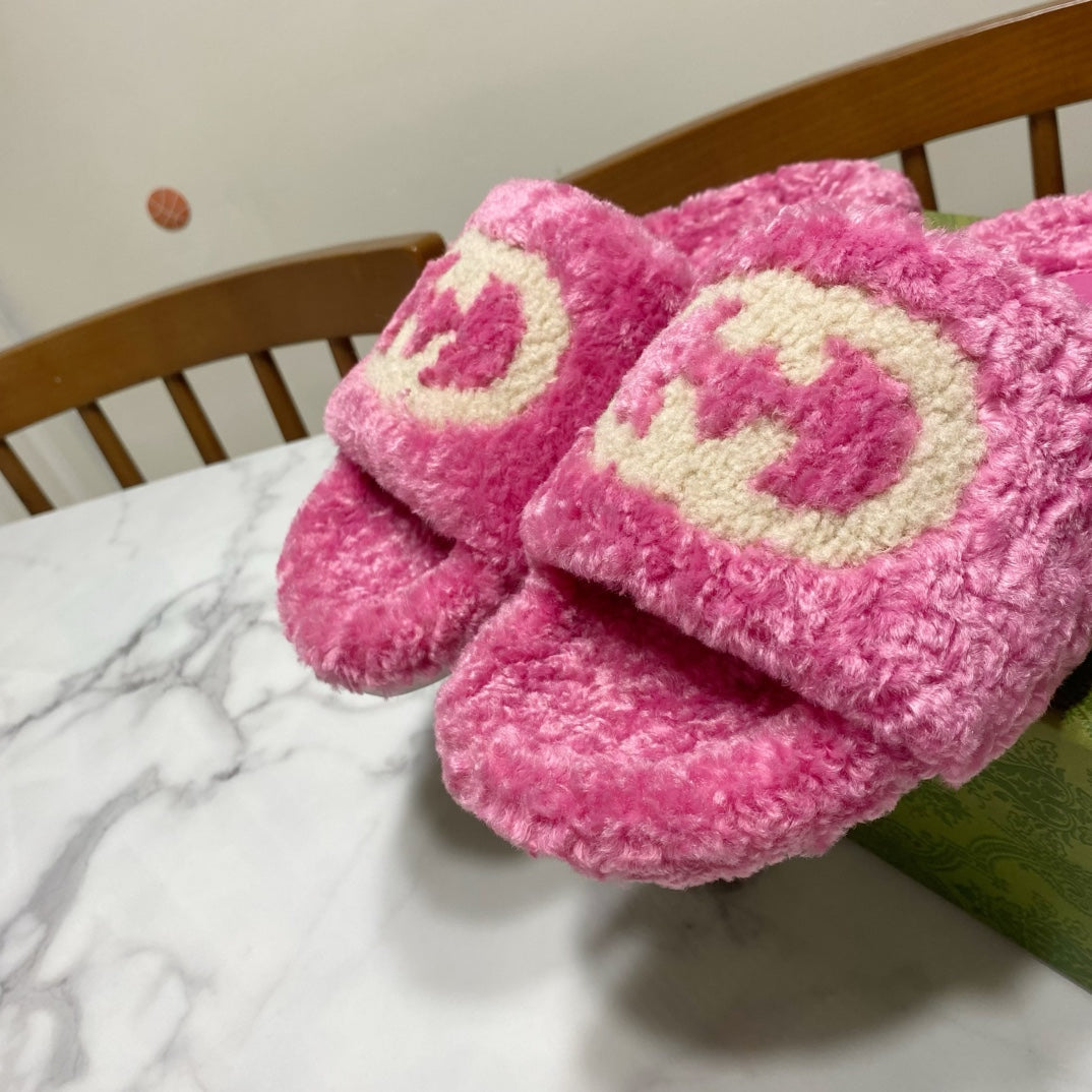 INTERLOCKING G SLIDE SANDAL IN PINK LAMB WOOL
