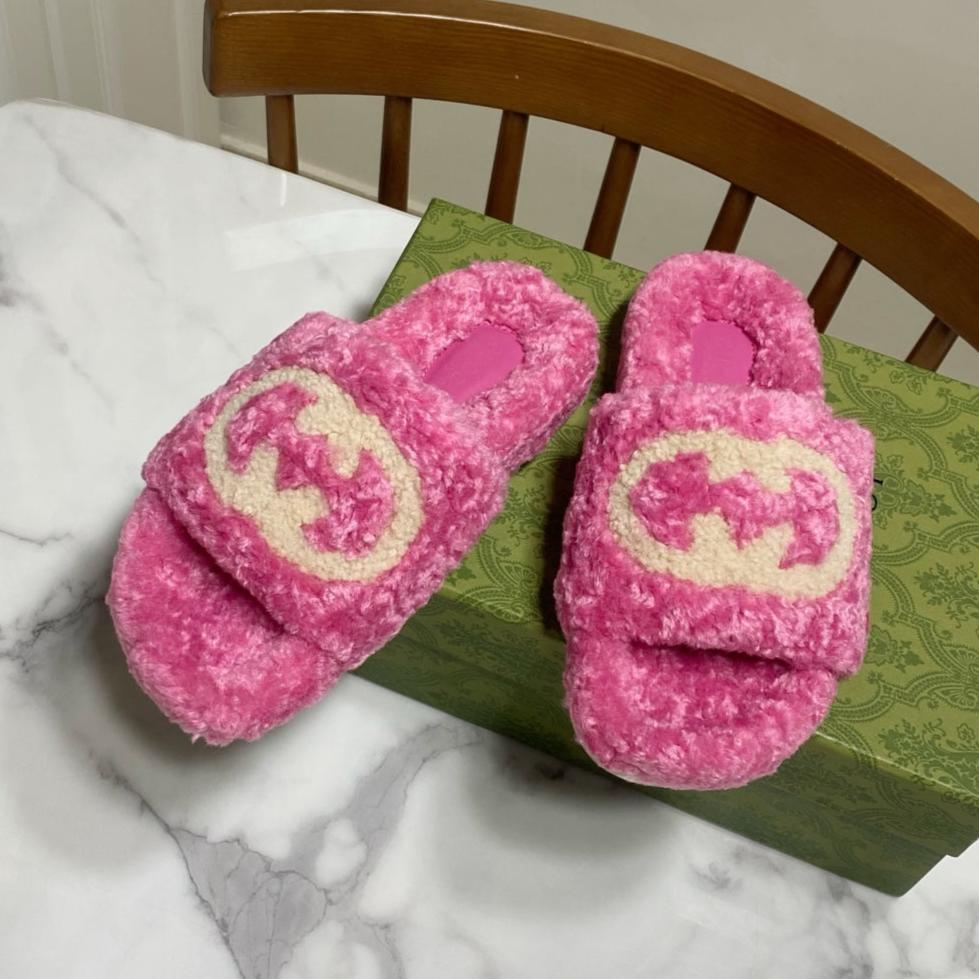 INTERLOCKING G SLIDE SANDAL IN PINK LAMB WOOL