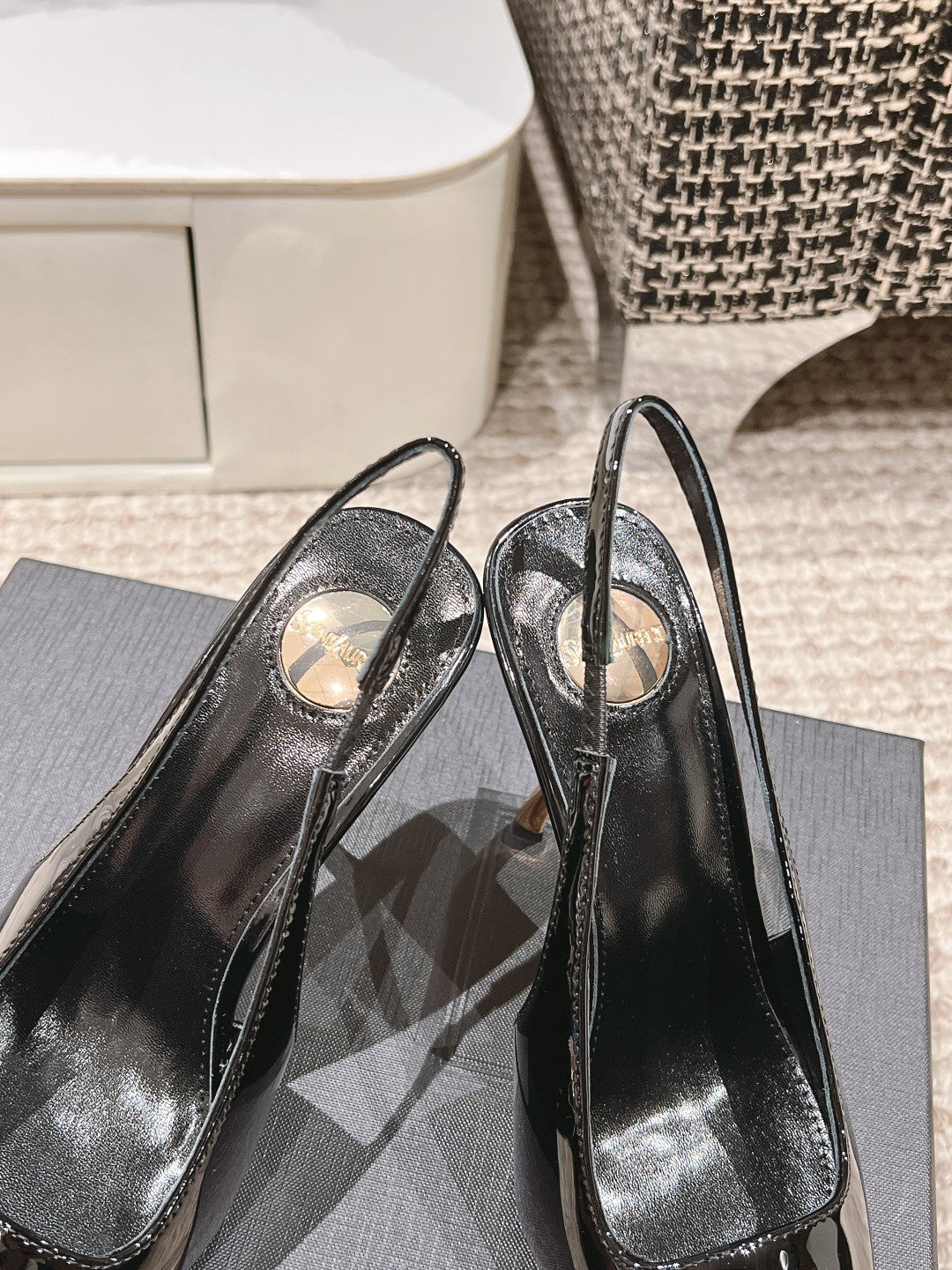 DUNE HIGH 10 CM SLINGBACK PUMPS IN BLACK PATENT LEATHER WITH GREEN CRYSTAL
