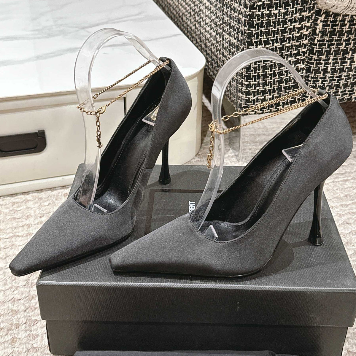 HIGH PUMP 9 CM IN BLACK SATIN