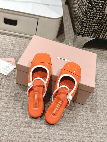 FLAT MULE IN VIVID ORANGE PATENT CALFSKIN