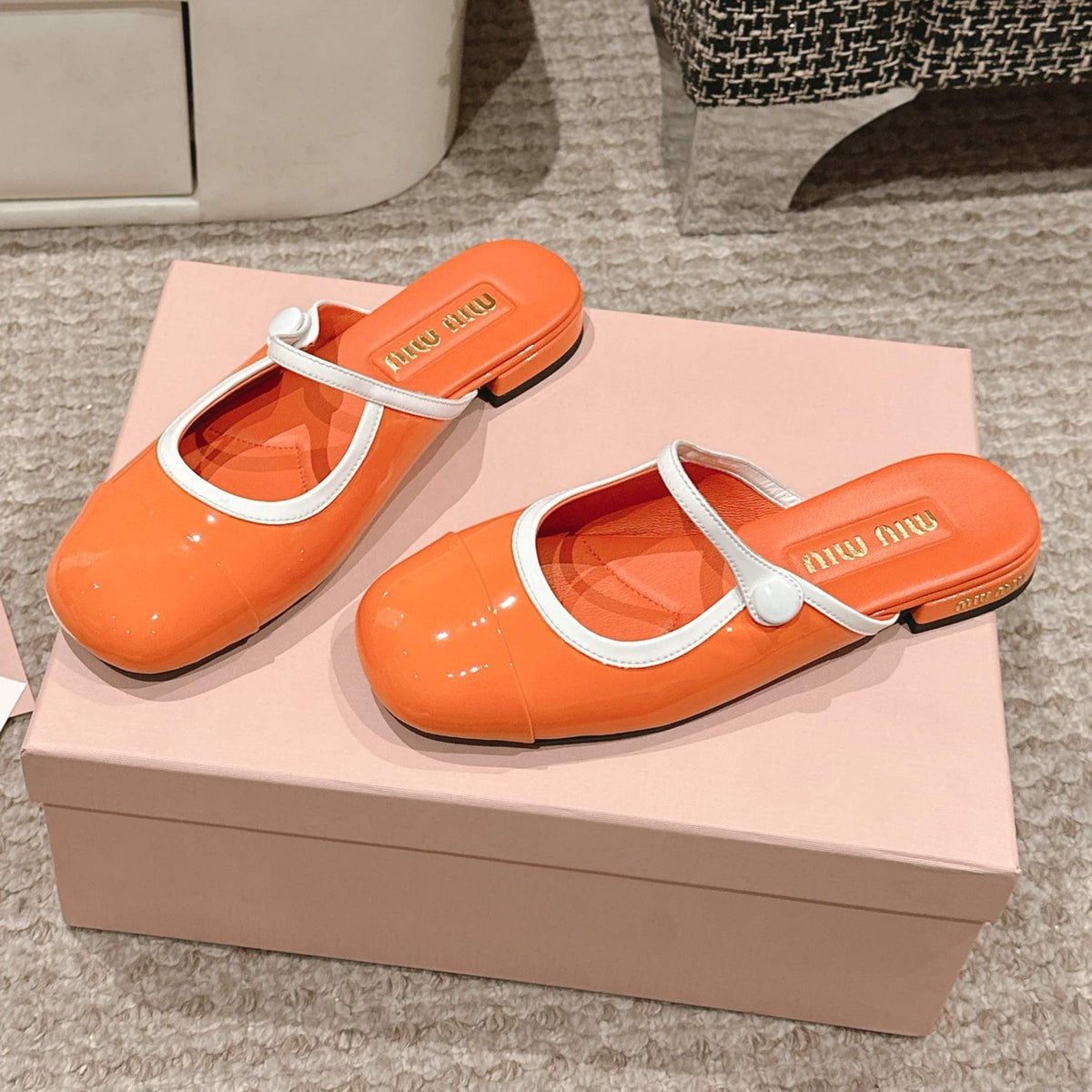 FLAT MULE IN VIVID ORANGE PATENT CALFSKIN