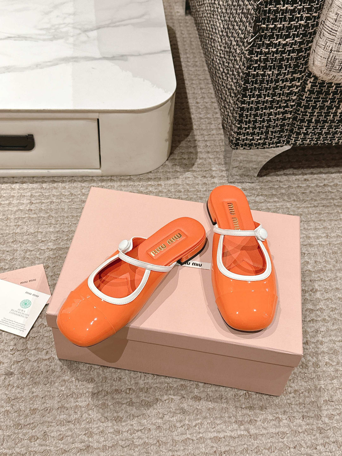 FLAT MULE IN VIVID ORANGE PATENT CALFSKIN