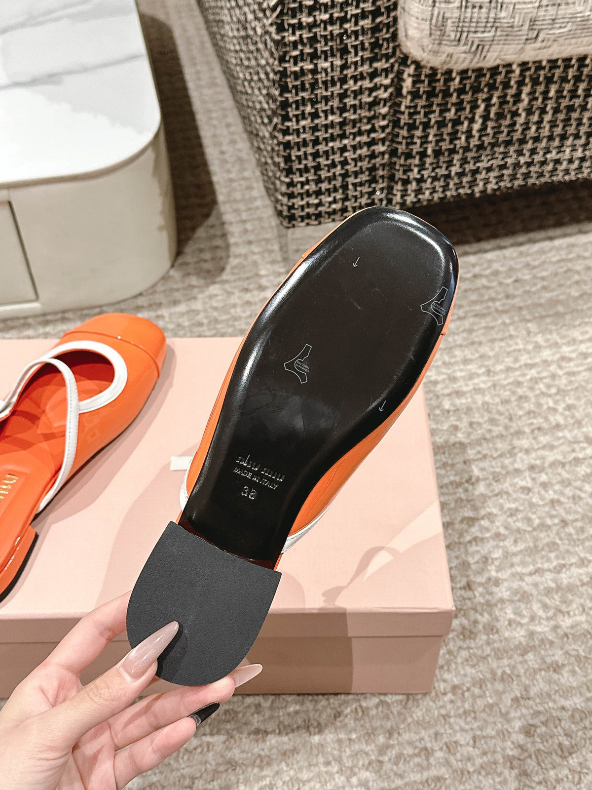 FLAT MULE IN VIVID ORANGE PATENT CALFSKIN