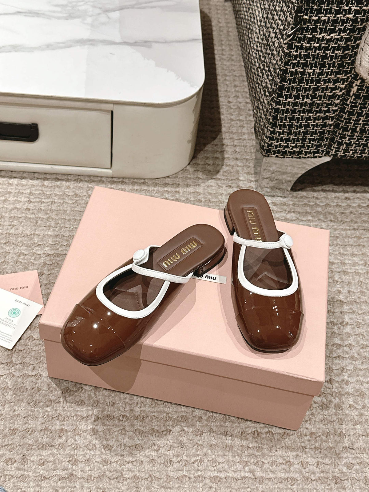 FLAT MULE IN CHOCOLATE BROWN PATENT CALFSKIN