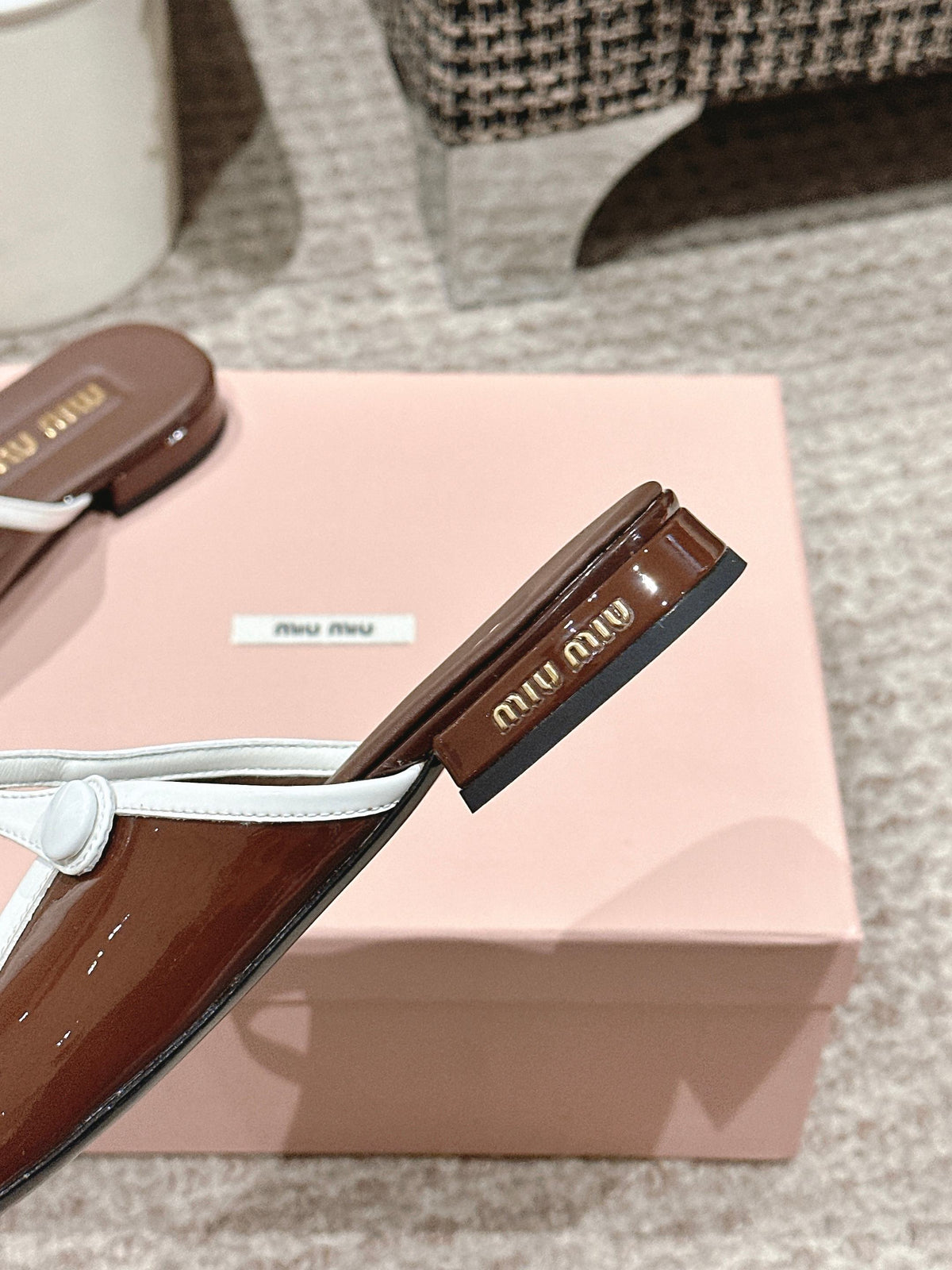 FLAT MULE IN CHOCOLATE BROWN PATENT CALFSKIN