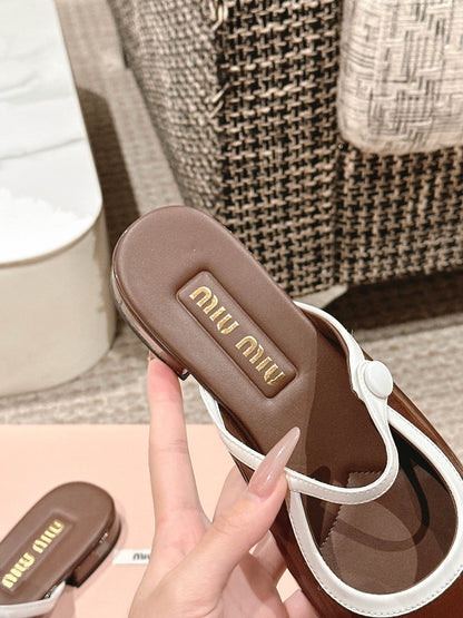 FLAT MULE IN CHOCOLATE BROWN PATENT CALFSKIN