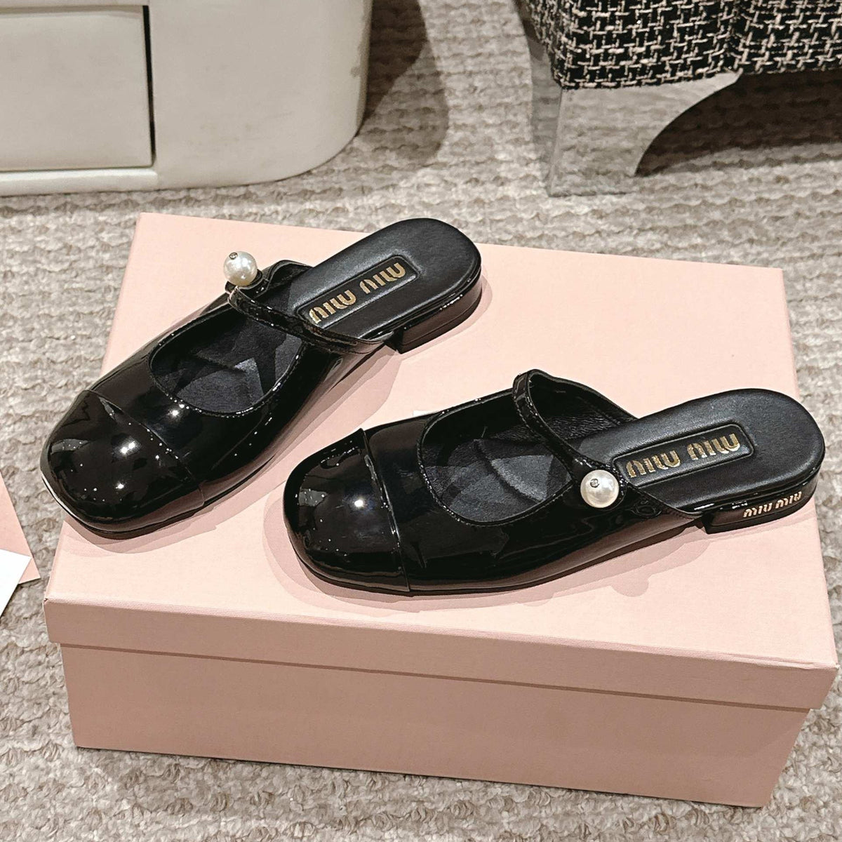 FLAT MULE IN BLACK PATENT CALFSKIN