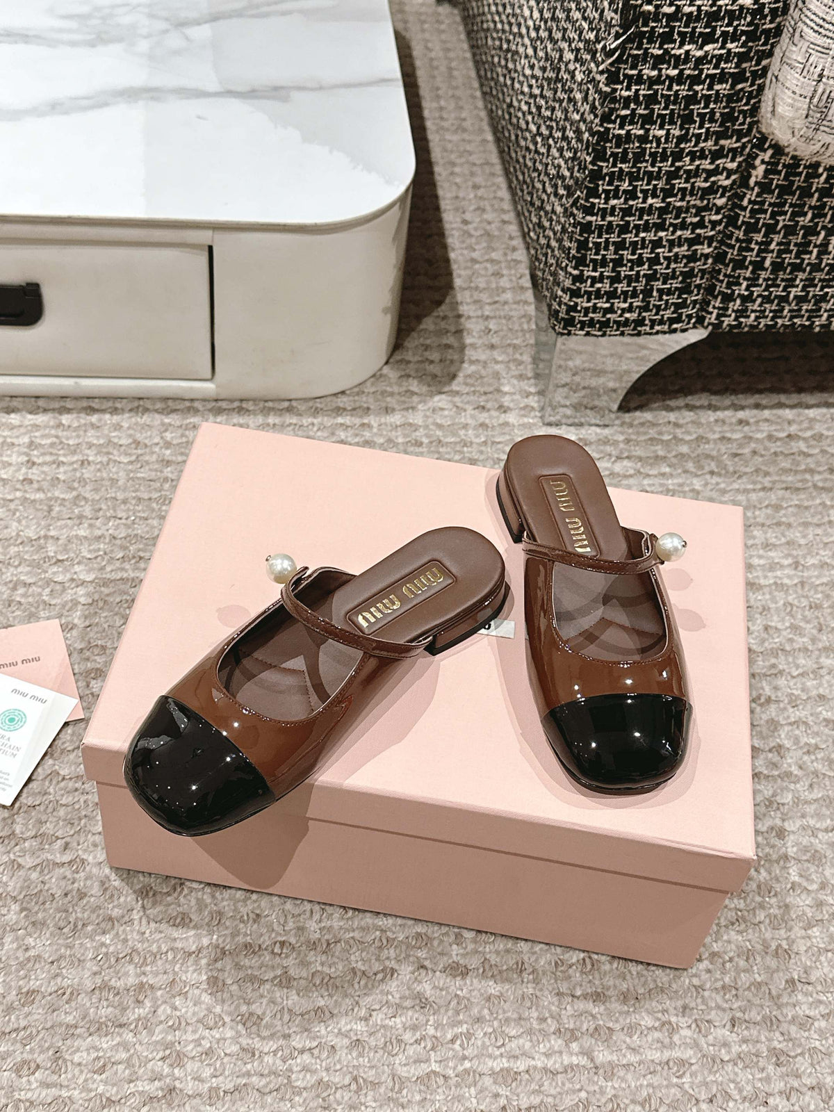 FLAT MULE IN CHOCOLATE BROWN MIX BLACK PATENT CALFSKIN