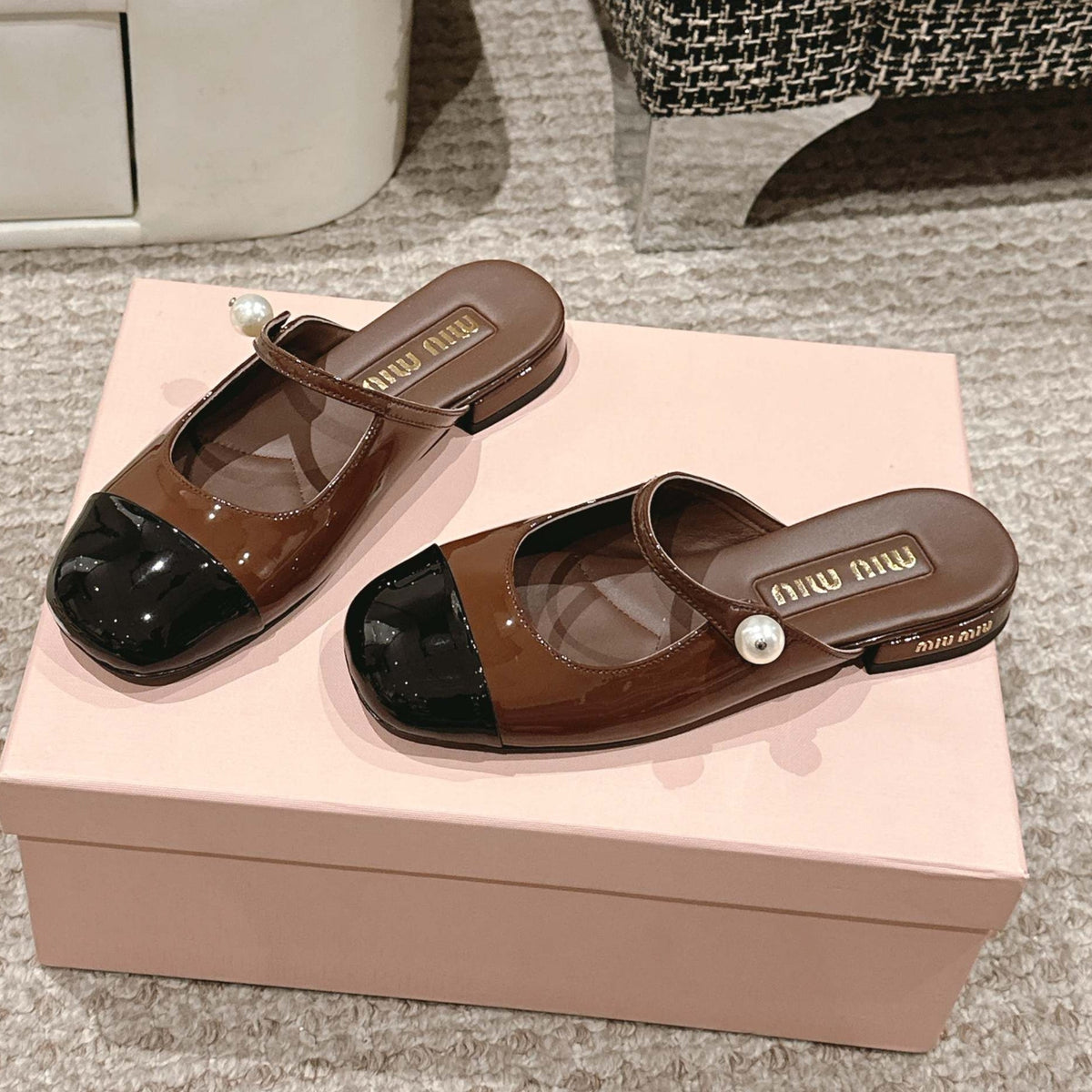 FLAT MULE IN CHOCOLATE BROWN MIX BLACK PATENT CALFSKIN
