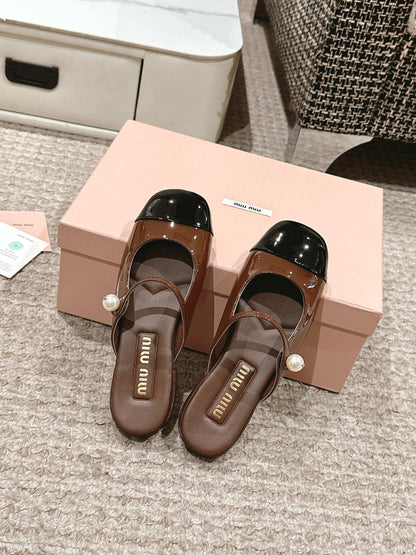FLAT MULE IN CHOCOLATE BROWN MIX BLACK PATENT CALFSKIN