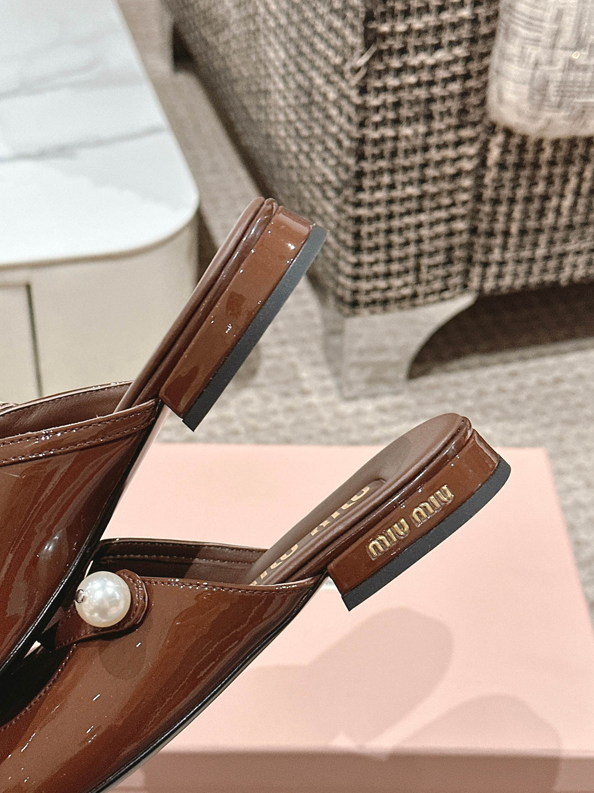 FLAT MULE IN CHOCOLATE BROWN MIX BLACK PATENT CALFSKIN