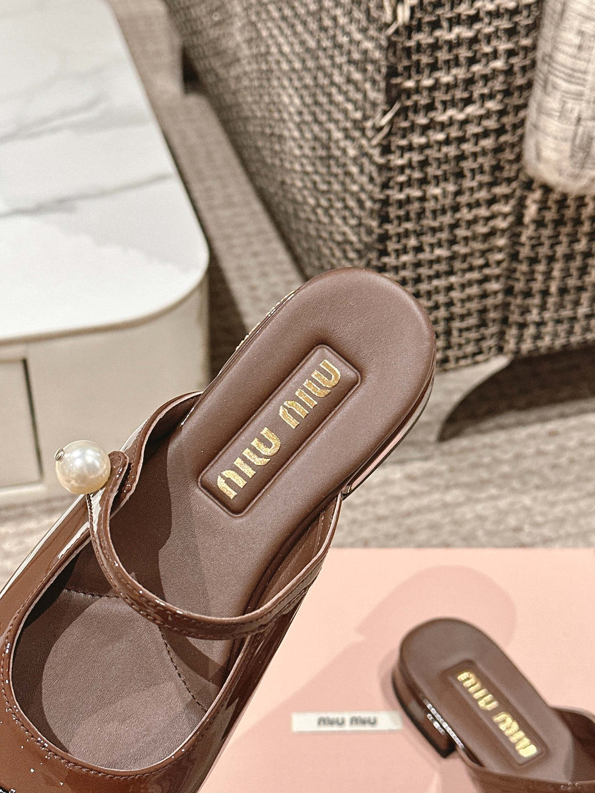 FLAT MULE IN CHOCOLATE BROWN MIX BLACK PATENT CALFSKIN