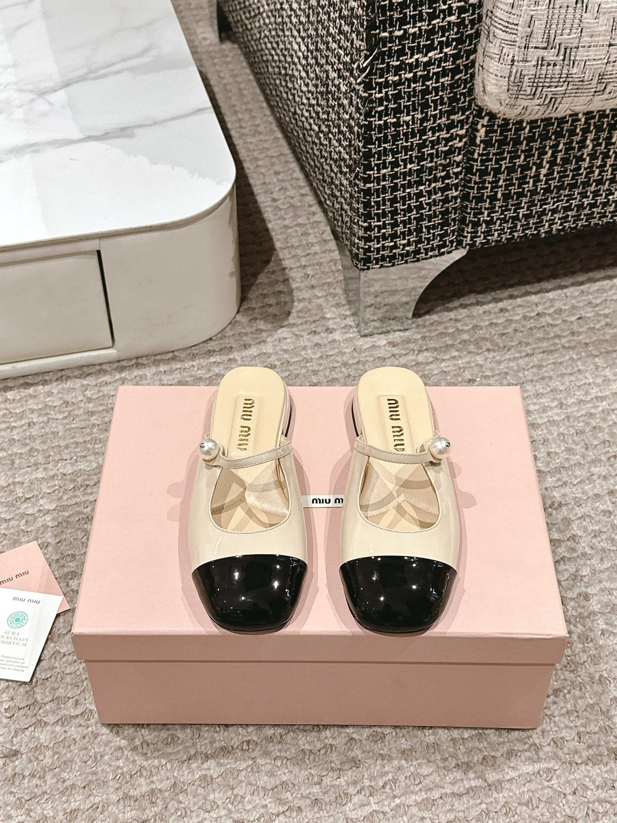 FLAT MULE IN BISQUE BEIGE MIX BLACK PATENT CALFSKIN