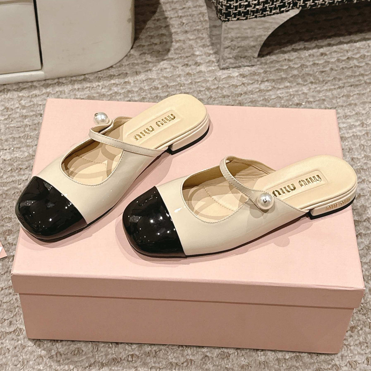 FLAT MULE IN BISQUE BEIGE MIX BLACK PATENT CALFSKIN