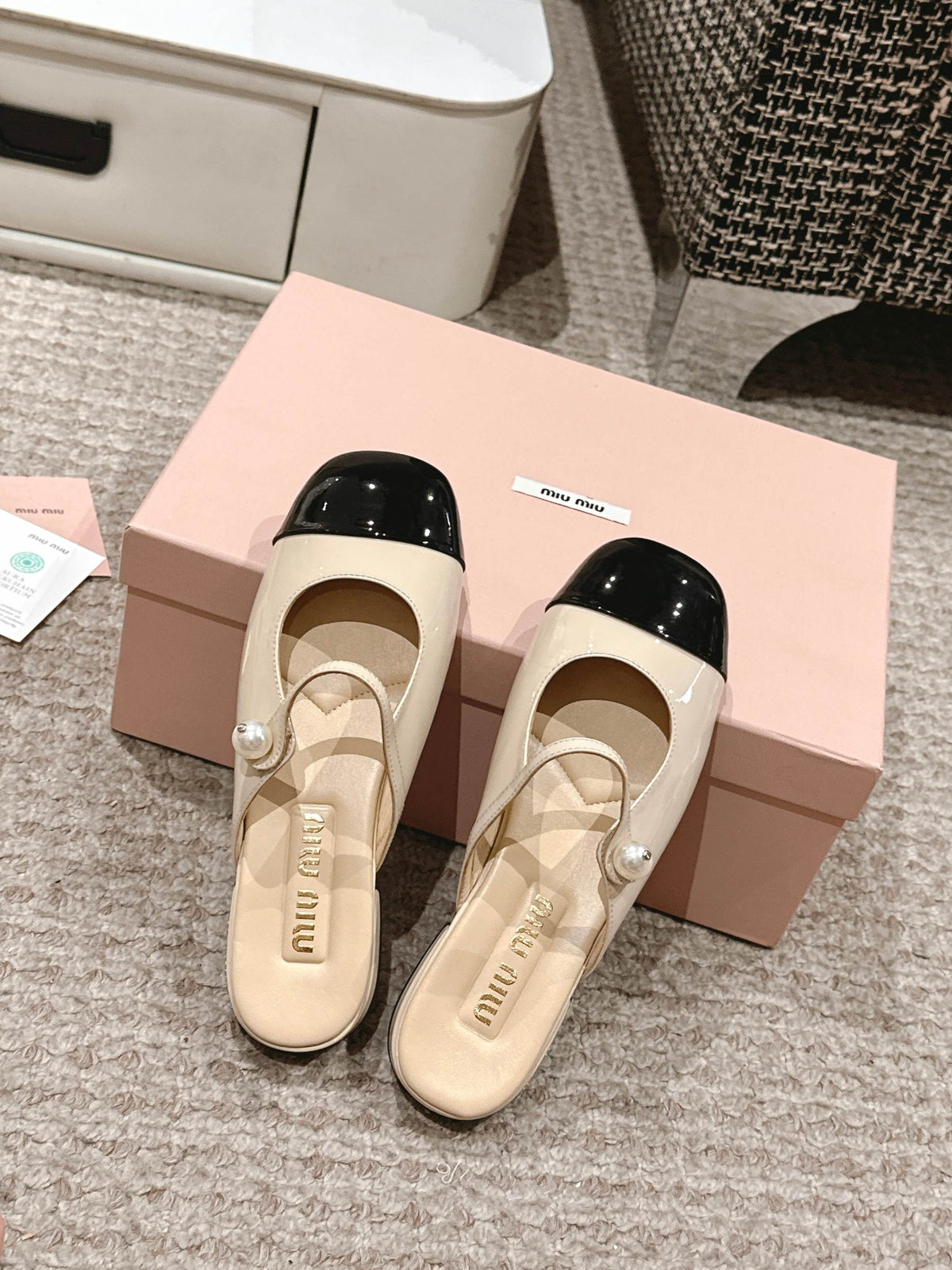 FLAT MULE IN BISQUE BEIGE MIX BLACK PATENT CALFSKIN