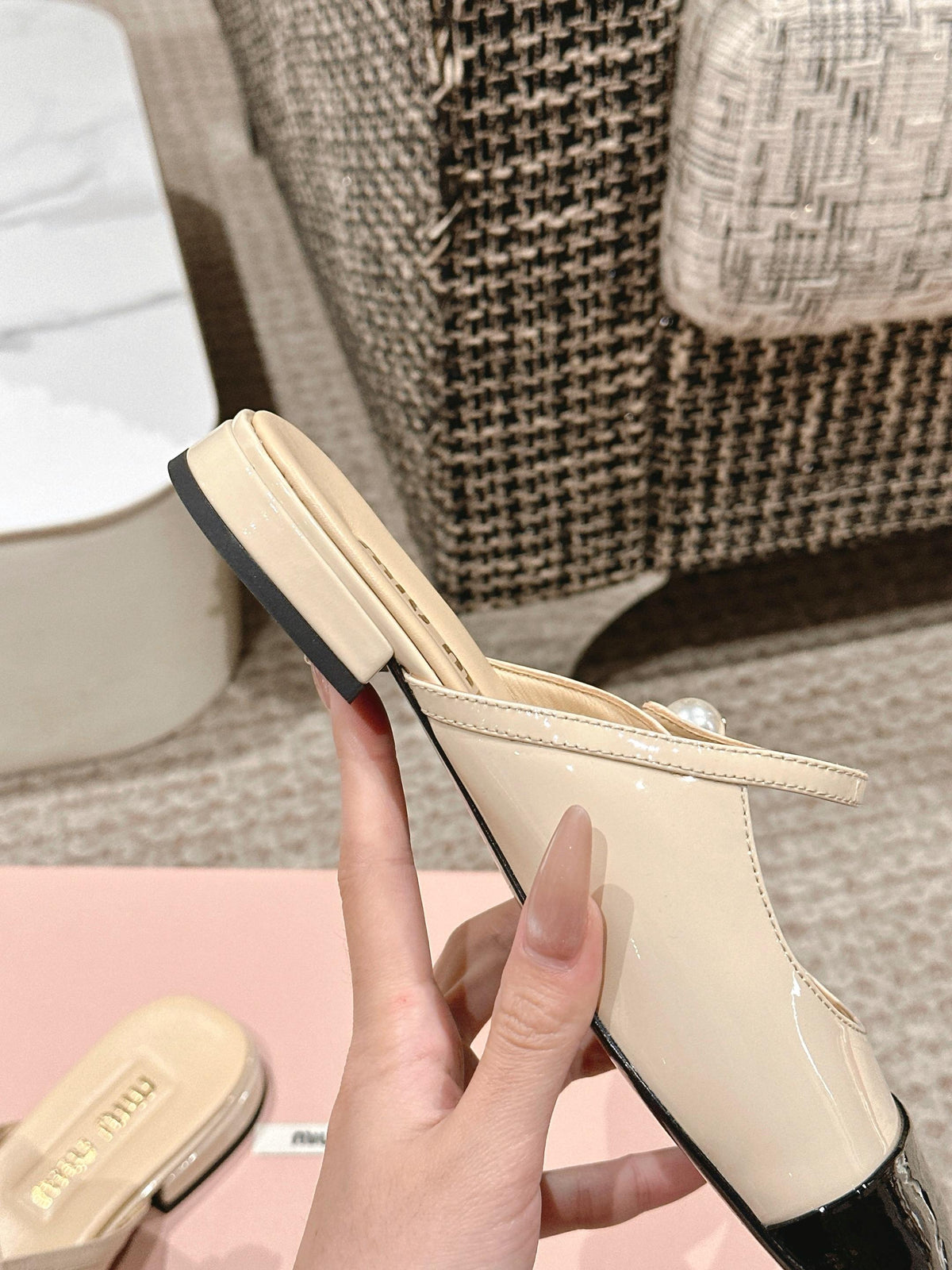 FLAT MULE IN BISQUE BEIGE MIX BLACK PATENT CALFSKIN