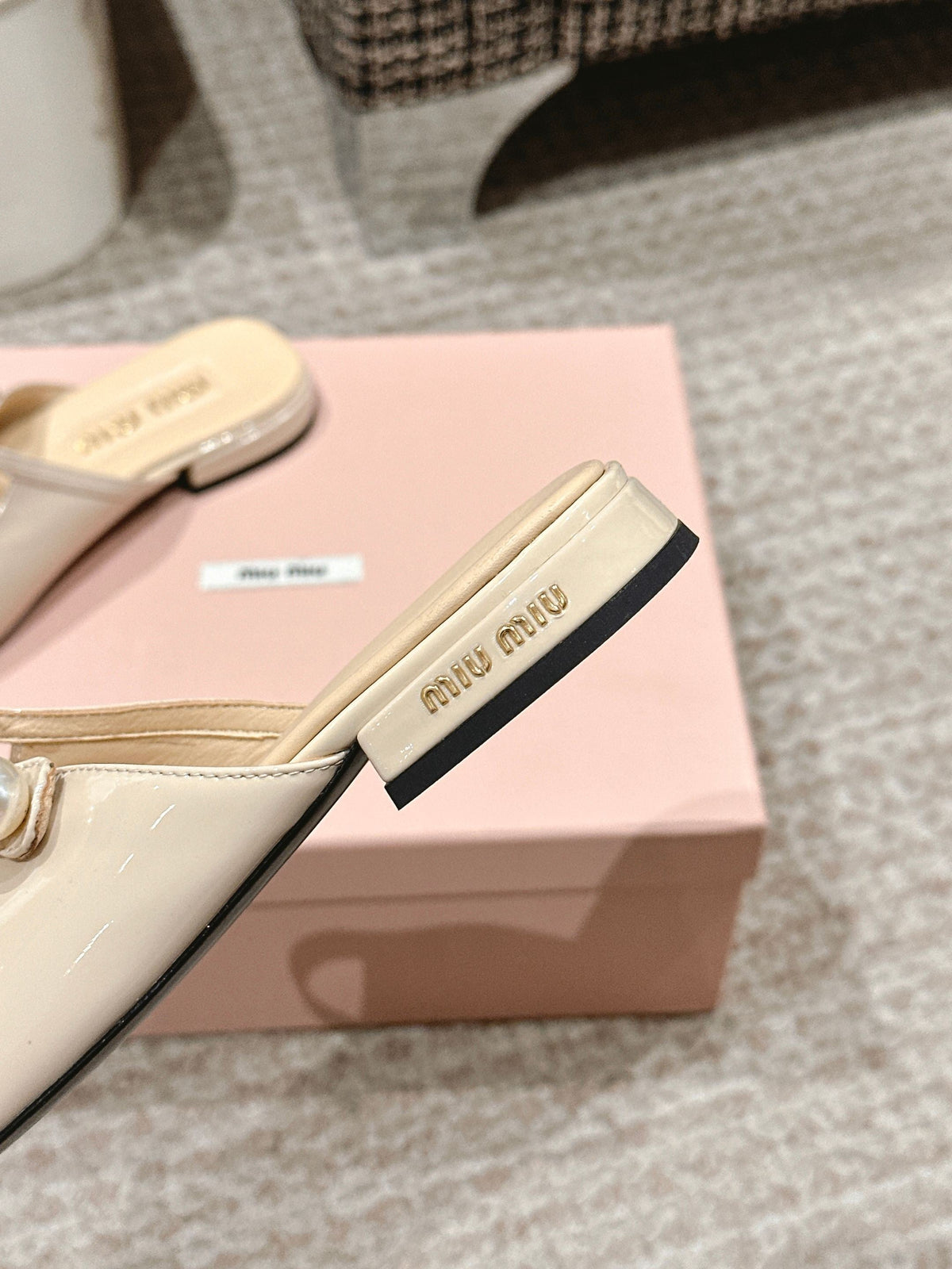 FLAT MULE IN BISQUE BEIGE MIX BLACK PATENT CALFSKIN