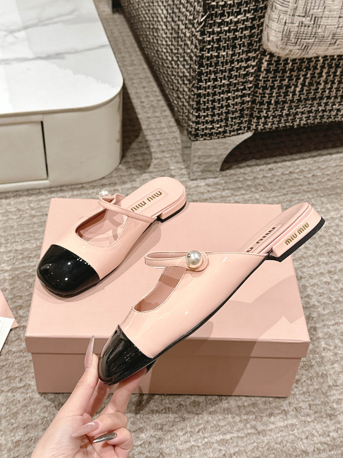 FLAT MULE IN BABY PINK MIX BLACK PATENT CALFSKIN